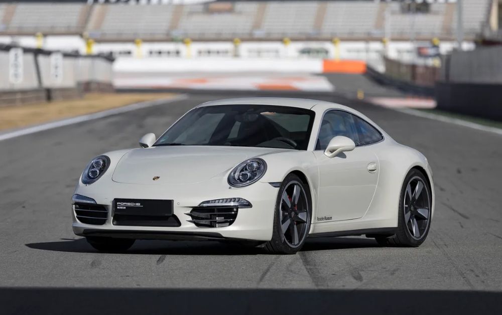 rent porsche dubai